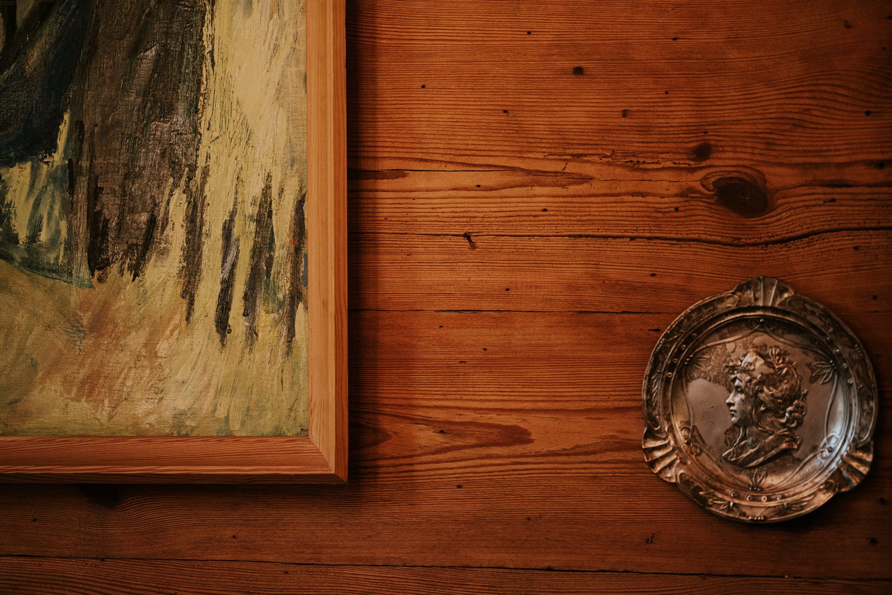 metalowy obraz wiszący na ścianie