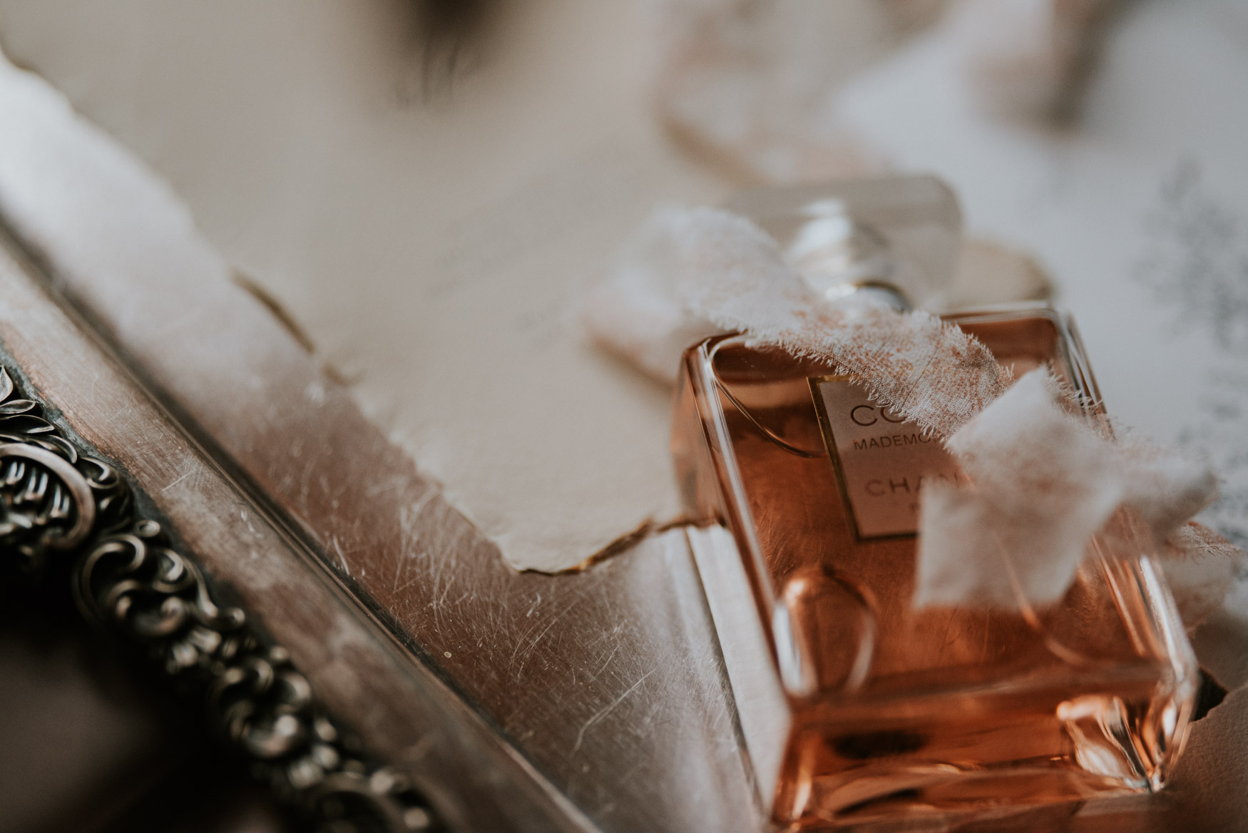 perfumy chanel pod jedwabną wstążką