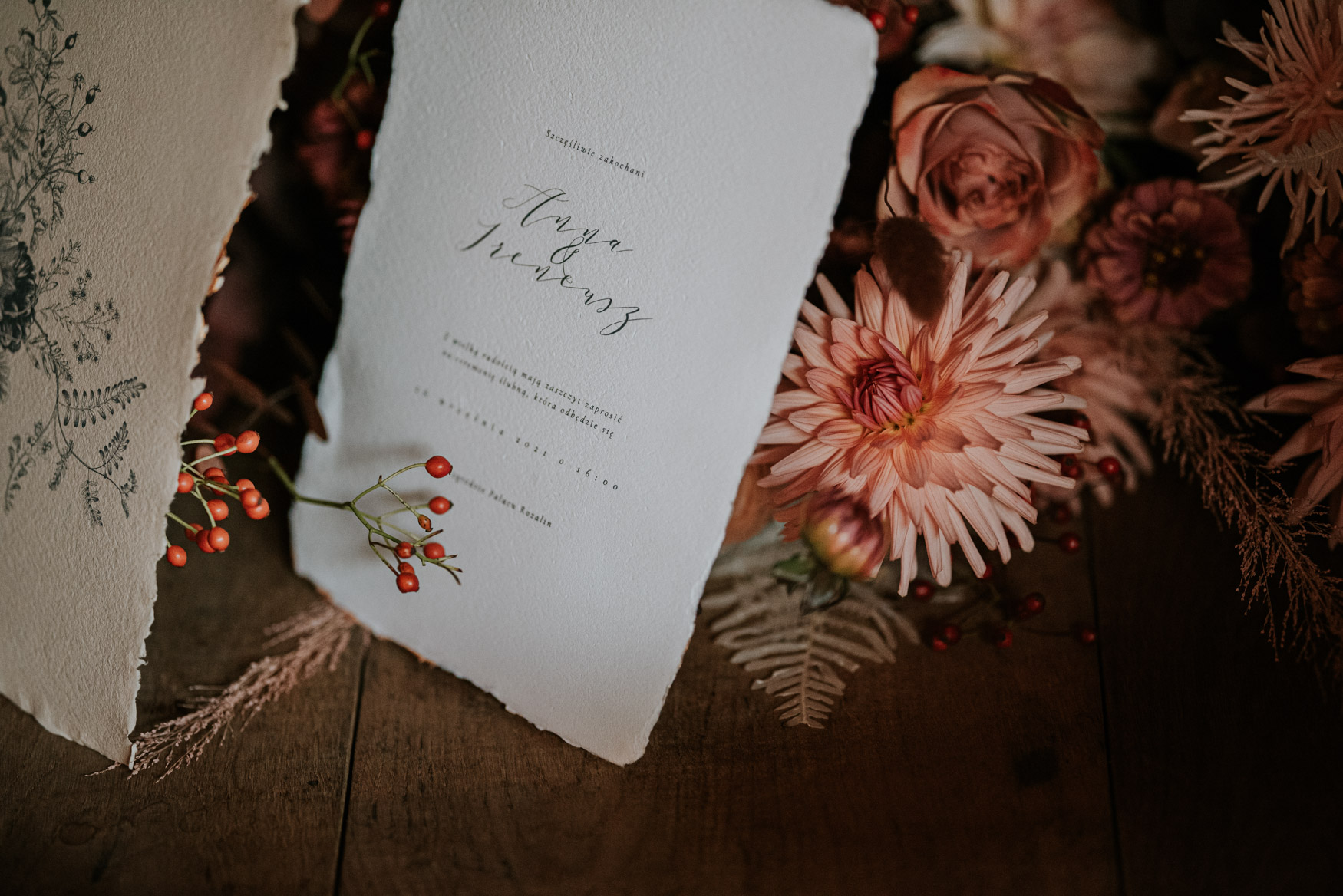 papeteria ślubna ułożona na bukiecie kwiatów