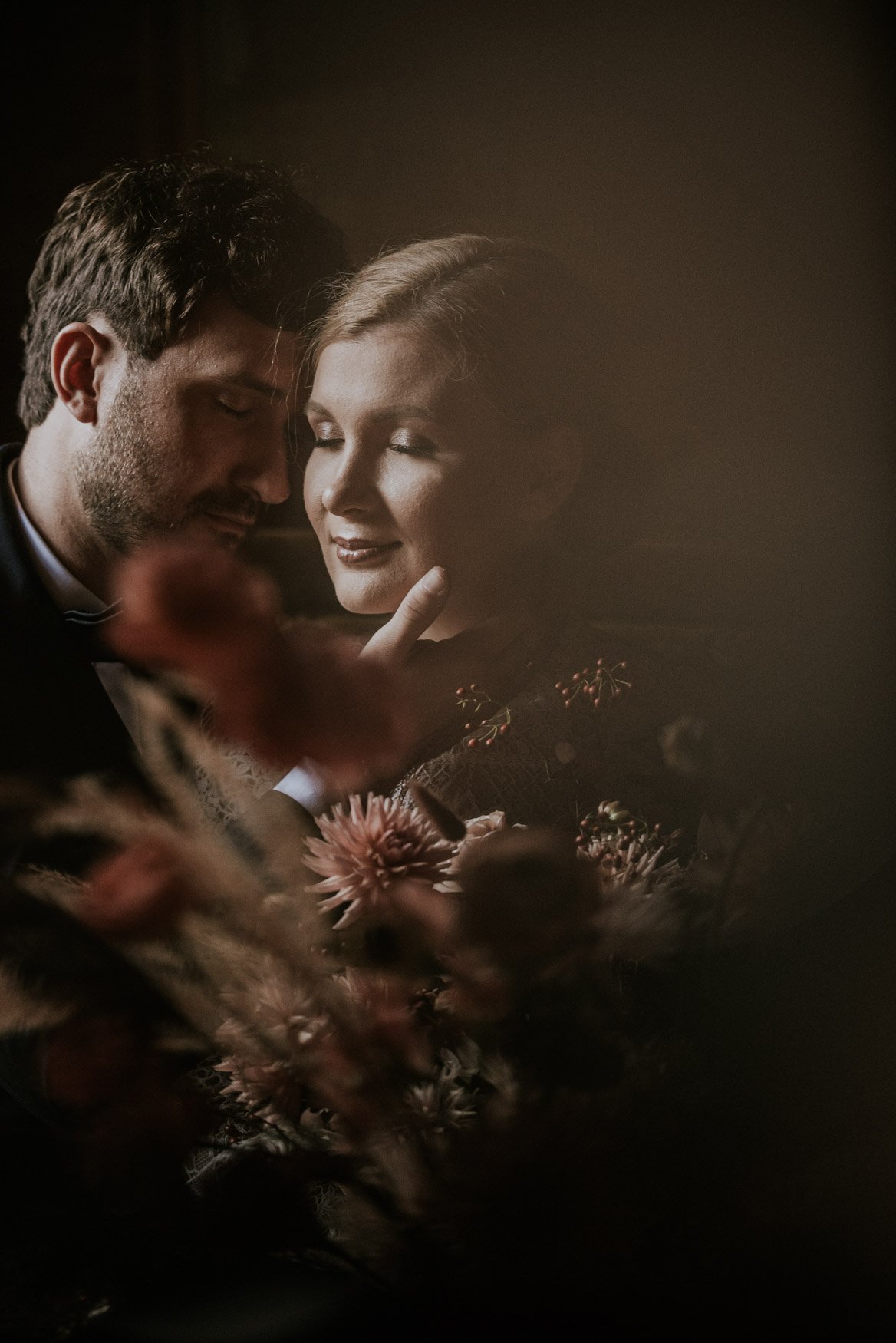 para młoda w tle, na pierwszym planie kwiaty tworzące bokeh