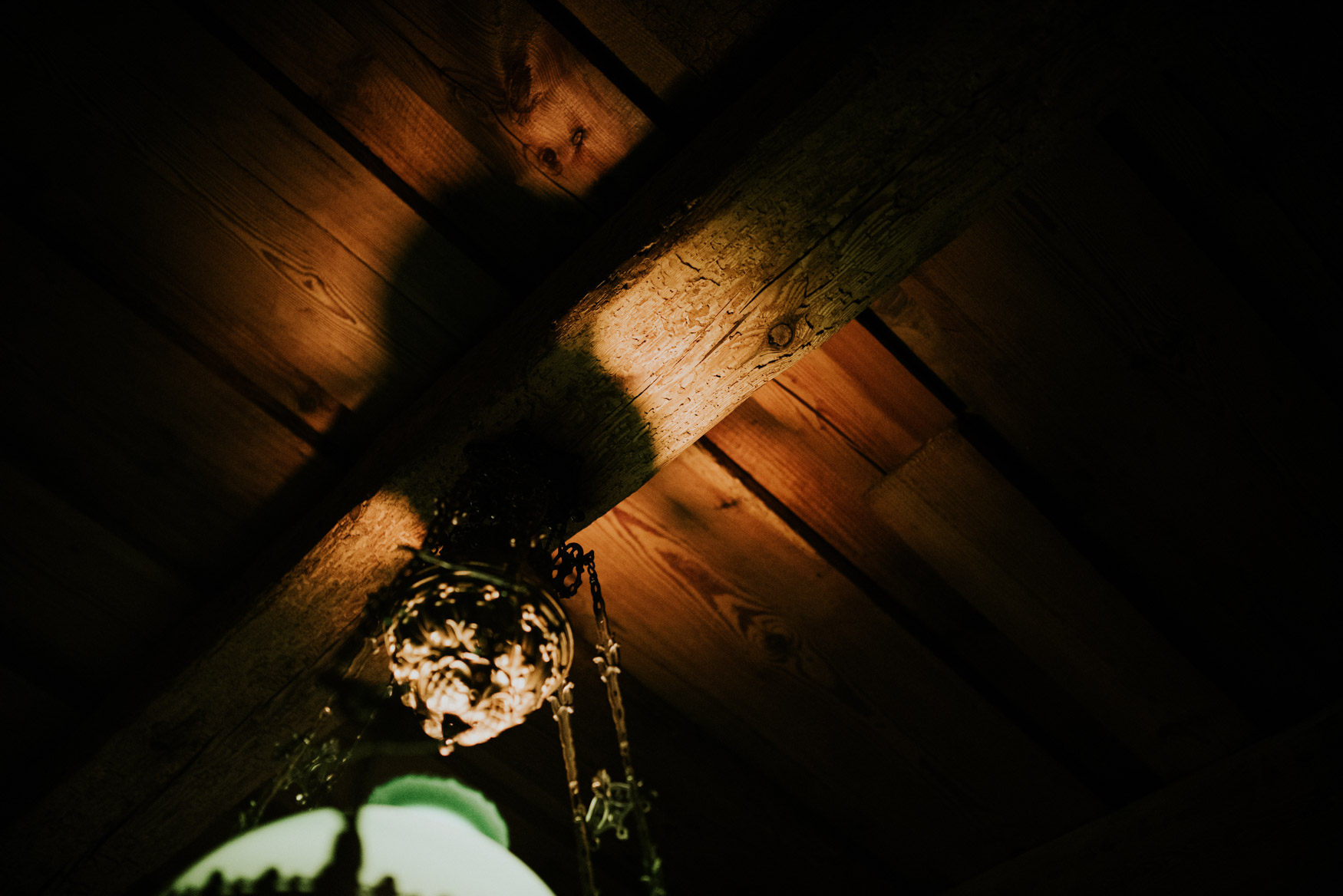 odbicie światła w drewnianym dachu