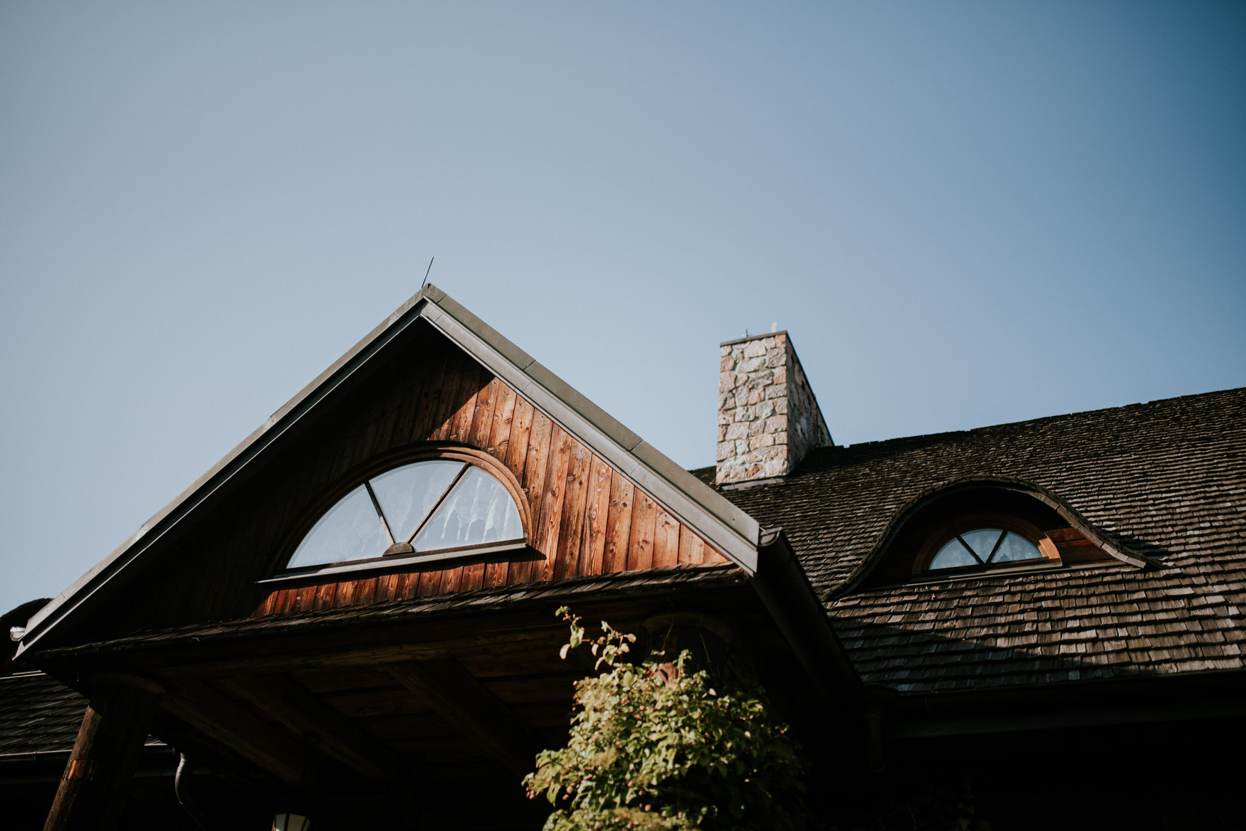 dworek jasna dolina w zachodzacym sloncu